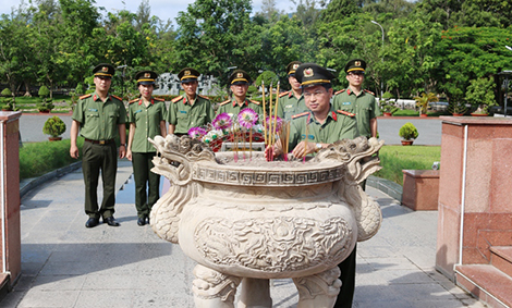 Tháng 7 ở nghĩa trang Hàng Dương