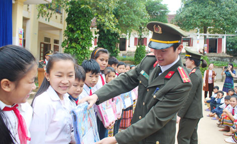 Công an vùng cao đưa sách, báo đến tận tay học sinh