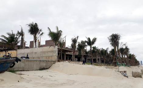 Lấn chiếm bãi biển công cộng để xây biệt thự