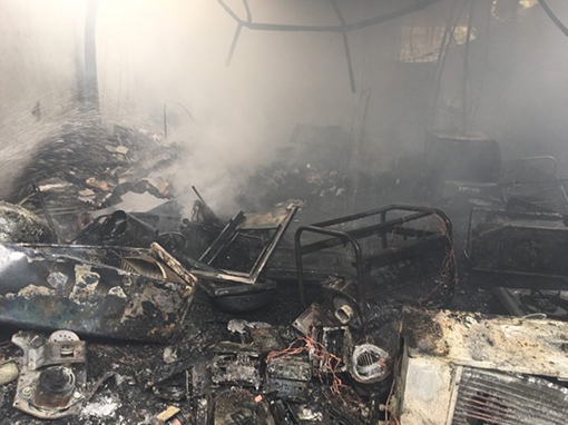 Giải cứu 2 cụ già và 1 cháu nhỏ khỏi đám cháy lớn