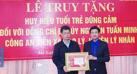 Truy tặng Đại úy Nguyễn Tuấn Minh Huy hiệu “Tuổi trẻ dũng cảm"  