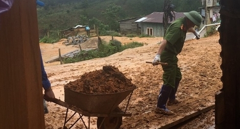Phó trưởng Công an huyện kéo đất giúp dân khắc phục hậu quả lũ lụt