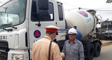 Phát hiện CSGT, xe chở khoáng sản “án binh bất động”