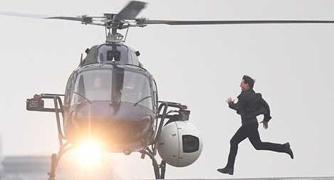 Tom Cruise “bắt” trực thăng, gây náo loạn trung tâm London 