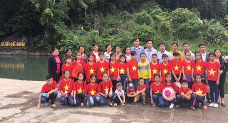 Hàng nghìn người đổ về Hang Pác Bó và Thác Bản Giốc trong kỳ nghỉ lễ