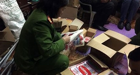 Tạm giữ hai vợ chồng đóng gói, bán mì chính giả các thương hiệu lớn