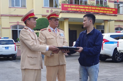 CSGT trao trả tài sản gần 100 triệu đồng cho người đánh rơi