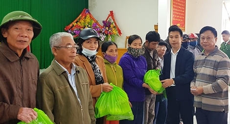 Mang yêu thương về nơi lũ đi qua