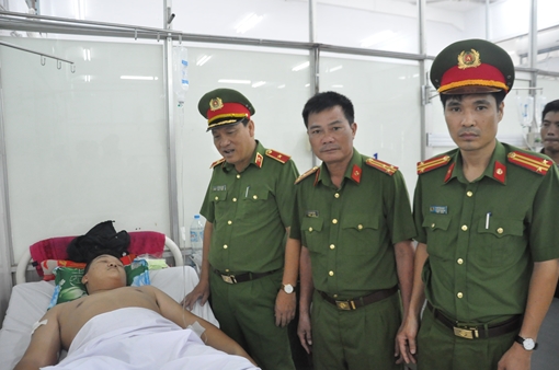 Cục Cảnh sát PCCC thăm 2 chiến sĩ bị thương