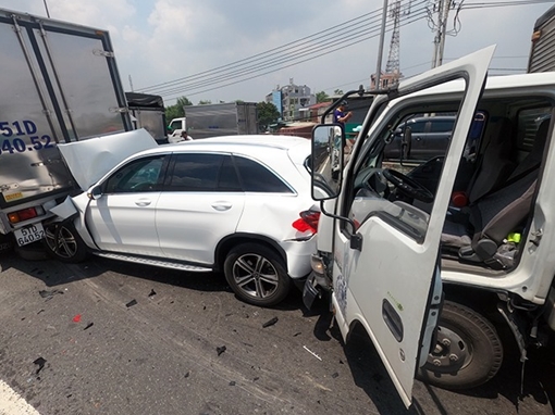 11 xe ô tô tông dây chuyền trên cầu Bình Thuận