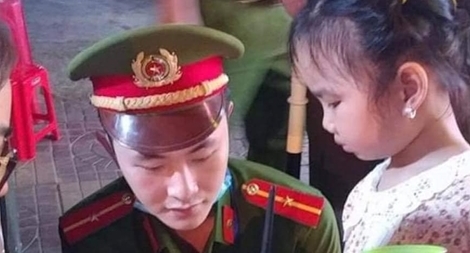 Công an phường giúp đỡ cháu bé bị lạc