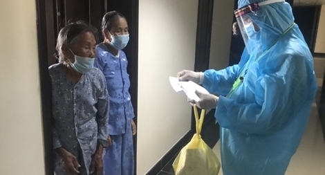 Phát thẻ cử tri cho hàng trăm công dân trong khu cách ly