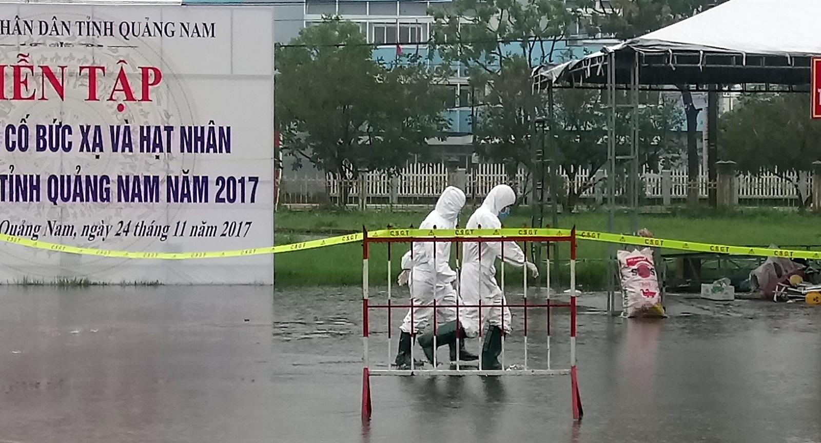 Hàng trăm người đội mưa tham gia diễn tập ứng phó sự cố bức xạ và hạt nhân