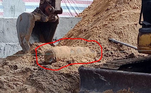 Đào móng nhà lộ ra quả bom “khủng”