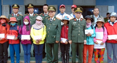 Báo CAND tặng quà “Tết vì người nghèo” vùng chiến khu xưa