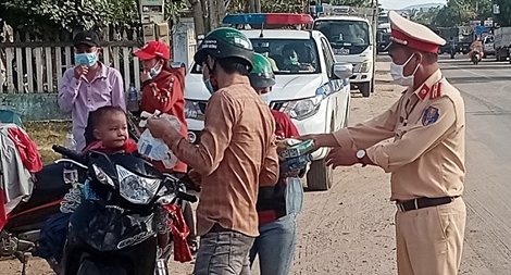 Xúc động hình ảnh CSGT hỗ trợ đoàn người về quê tránh dịch