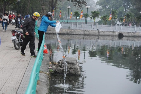 Bạn trẻ "dọn rác" sau lễ tiễn Táo quân