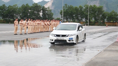 Nâng cao kỹ năng lái xe an toàn cho CSGT dẫn đoàn