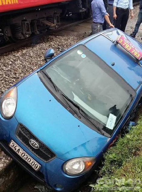 Một ngày xảy ra hai vụ tai nạn đường sắt nghiêm trọng