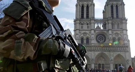Pháp phá vỡ âm mưu khủng bố bằng bom ga giữa Paris