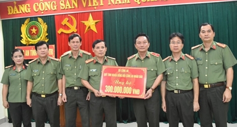 Bộ Công an trao quà ủng hộ bão lụt tại Quảng Trị