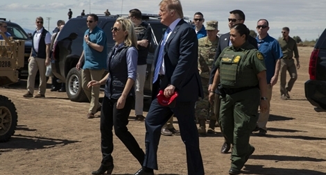"Sóng ngầm" quanh chuyện ông Trump sa thải nữ Bộ trưởng an ninh nội địa và nhiều quan chức cấp cao