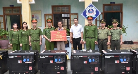 Tặng máy phát điện, máy lọc nước cho học sinh và Công an huyện Nam Trà My
