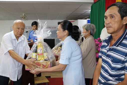 Trao hơn 1.100 phần quà tết cho người nghèo, gia đình có hoàn cảnh khó khăn ở Cần Thơ