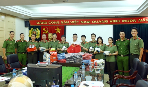 Đội bóng đá Báo CAND tiếp nhận trang phục thi đấu do KAMITO tài trợ