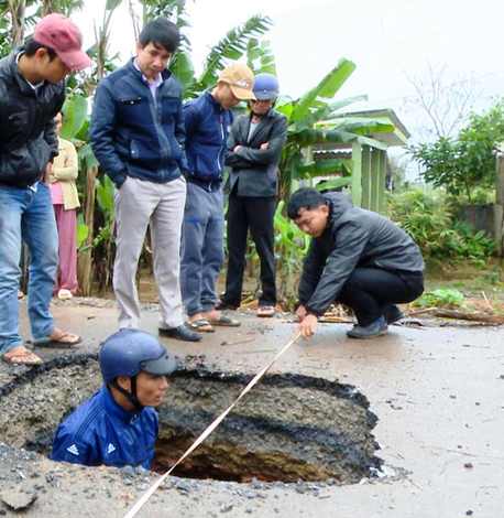 Xuất hiện hố sụt lún bất thường giữa lòng đường nhựa