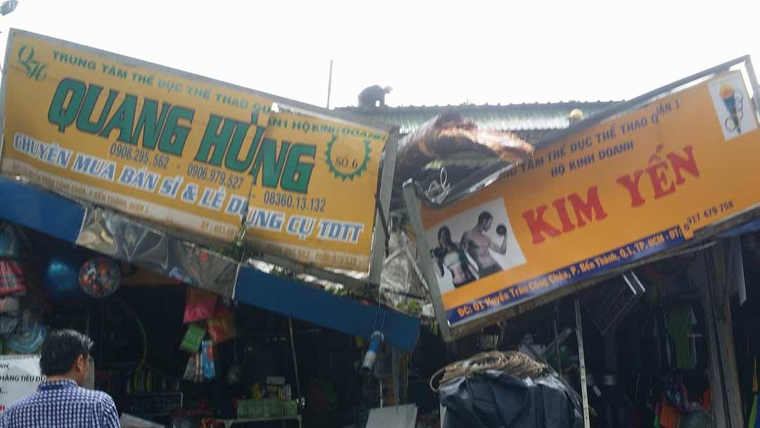 Nhánh cây lớn rơi đè sập nhà trong cơn mưa giông 