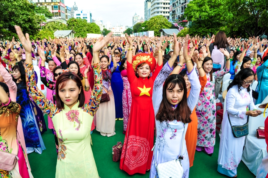 Đường Nguyễn Huệ rợp sắc áo dài của 3.000 người diễu hành 