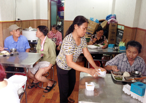 Ấm lòng người nghèo nơi quán cơm "Kết nối yêu thương"