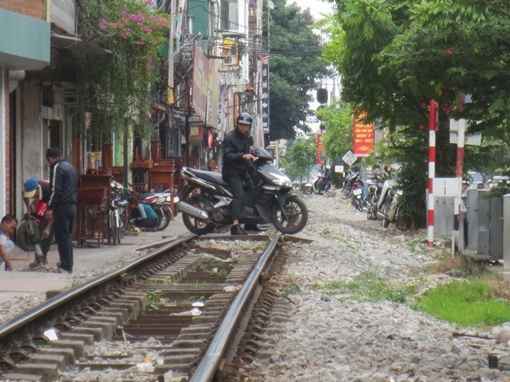 Vi phạm hành lang an toàn đường sắt: “Đánh đu” với… tử thần