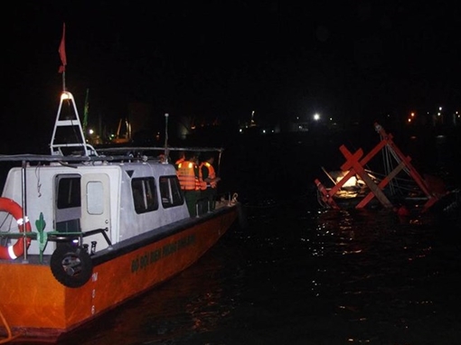 Cứu nạn hai ngư dân bị chìm tàu cá trên biển Quy Nhơn