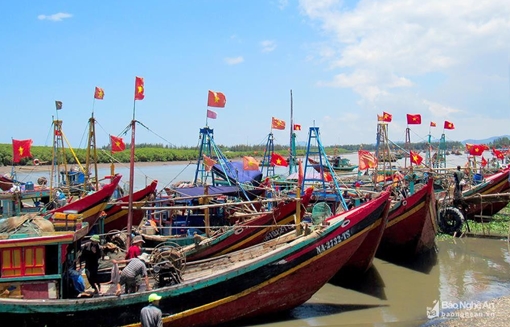 Trao 28 tỷ đồng hỗ trợ ngư dân mua thiết bị giám sát hành trình tàu cá