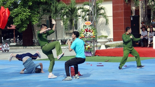 Tập huấn quân sự, võ thuật cho 300 cán bộ chiến sĩ