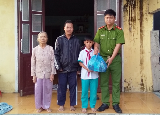 Đậm tính nhân văn chương trình “Cùng em đến trường”