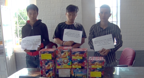 Bắt các đối tượng mua bán pháo nổ qua MXH, phát hiện súng tự chế