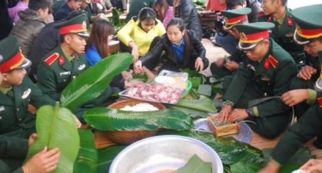 “Gói bánh chưng xanh cùng người nghèo ăn Tết”