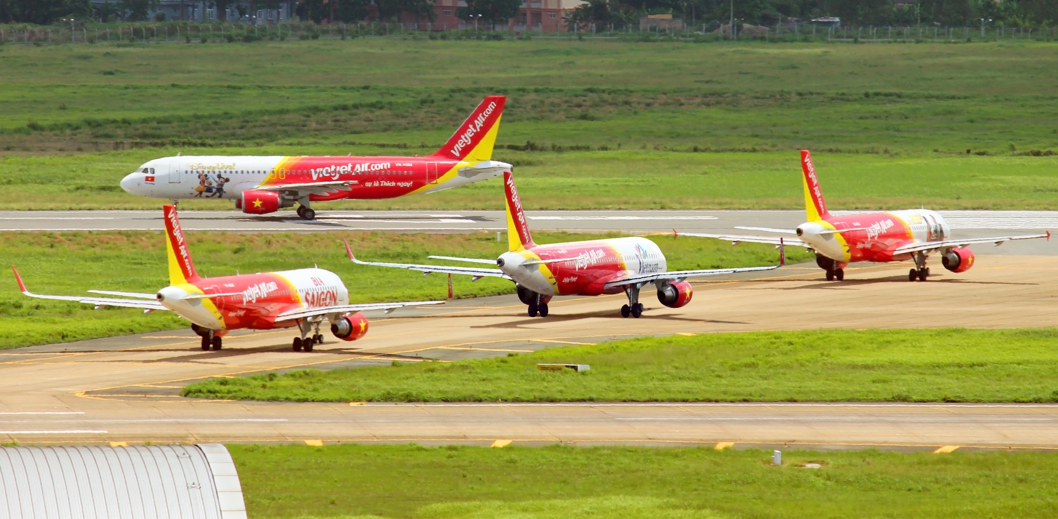 Máy bay Vietjet Air bị bong ốp cánh sau khi hạ cánh xuống sân bay Cát Bi