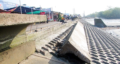 Sóng đánh sập bờ kè, người dân bỏ chạy trong đêm