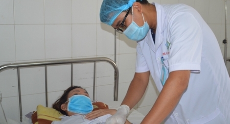 Xương cá đâm thủng ruột 10 ngày mới được lấy ra