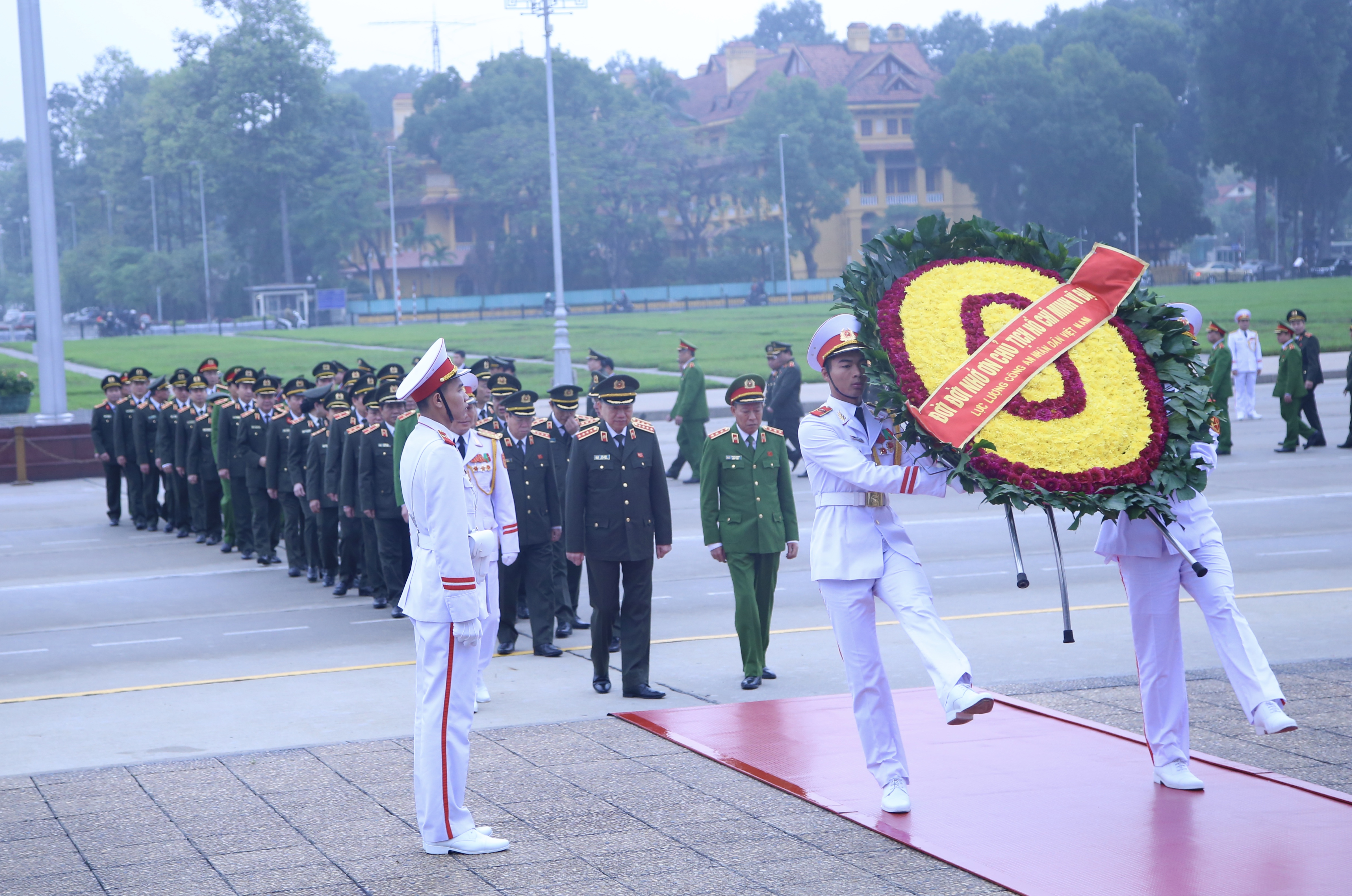 Đoàn đại biểu Bộ Công an vào viếng Lăng Chủ tịch Hồ Chí Minh