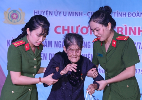 Tặng quà gia đình chính sách nhân kỷ niệm 72 năm Ngày Thương binh - Liệt sĩ