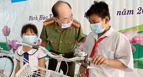 Báo CAND tặng quà học sinh nghèo hiếu học tại vùng biên giới Long An