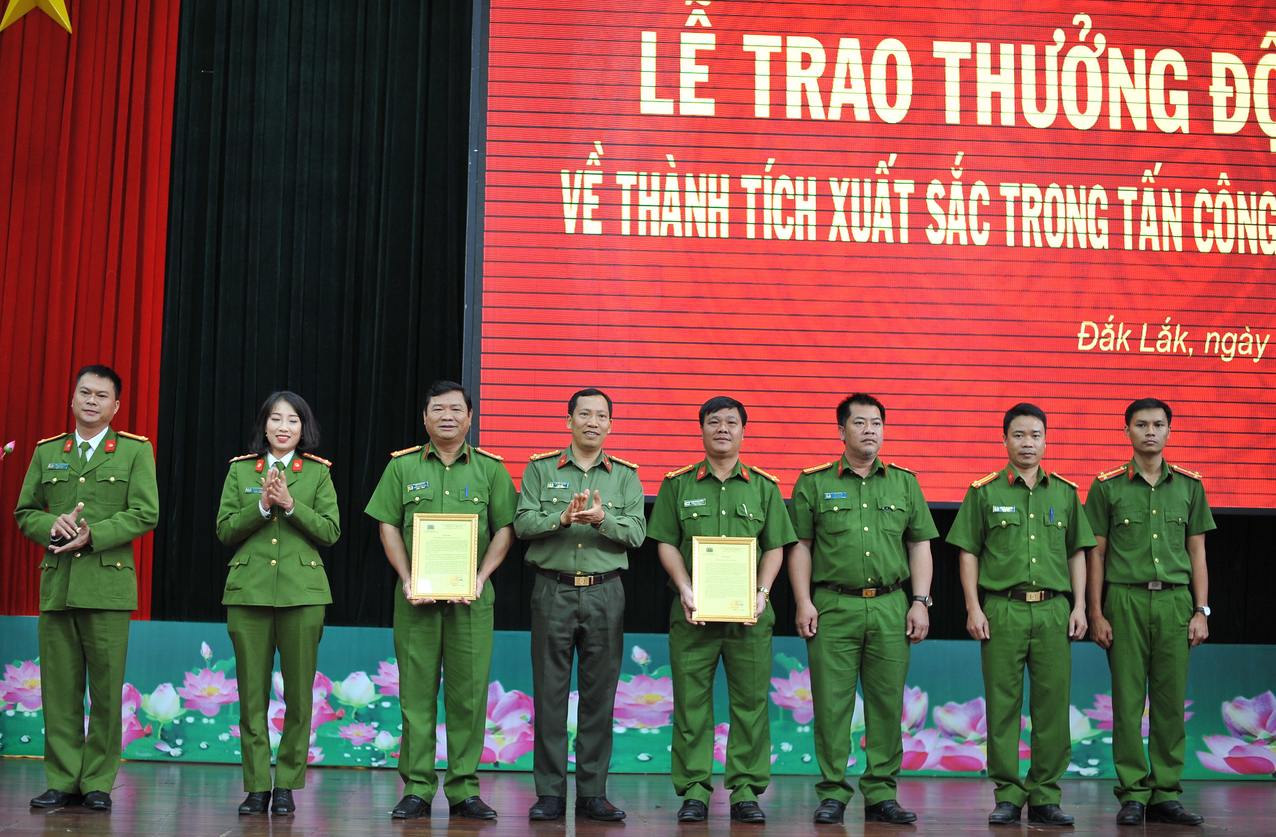 Công an Đắk Lắk khen thưởng 2 tập thể có thành tích xuất sắc 