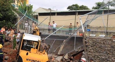 Sập bờ kè đang thi công, một công nhân bị vùi lấp tử vong