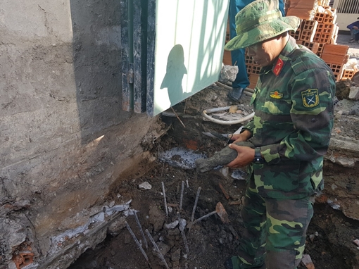 Công nhân đào móng nhà, trúng phải đạn cối