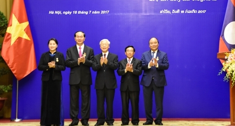 Đảng, Nhà nước Lào trao Huân chương cao quý tặng các Lãnh đạo cấp cao Việt Nam